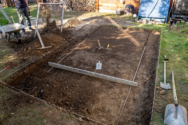 Boden wird für selbstgebauten Pool vorbereitet