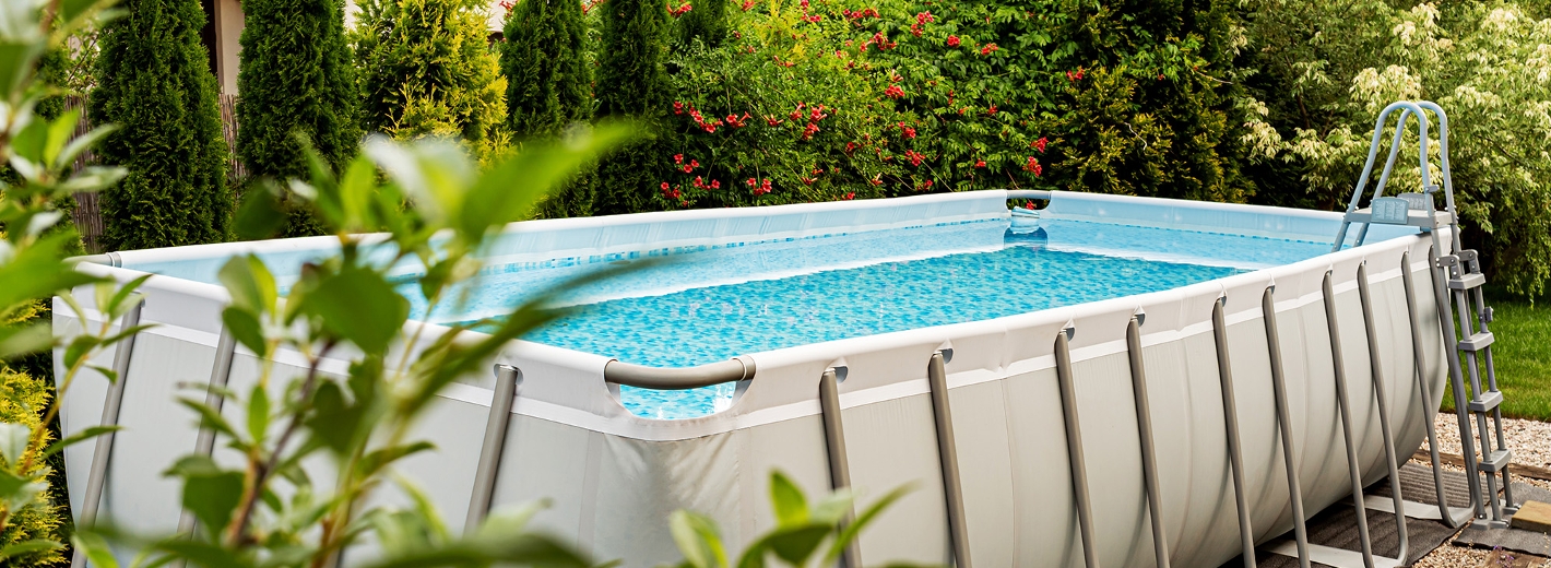 Ein Aufstellpool im Garten