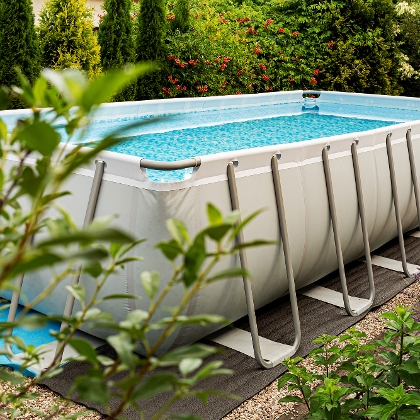 Ein Aufstellpool im Garten