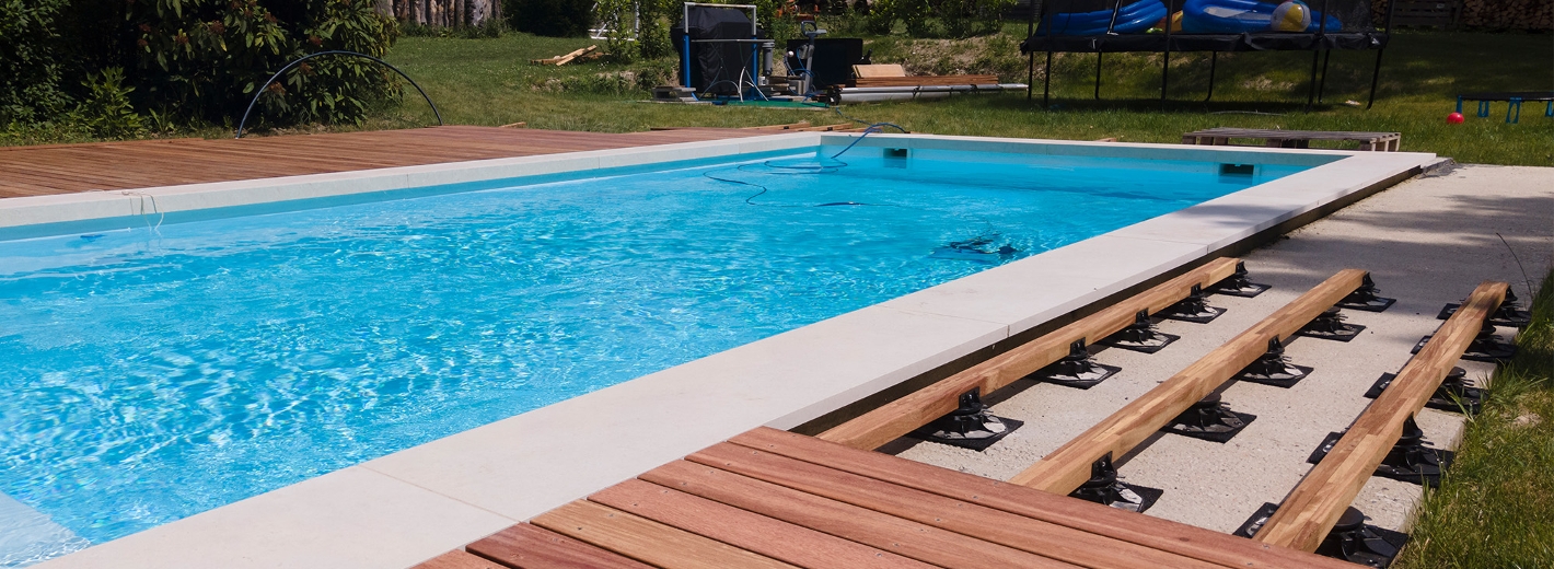 Poolumrandung aus Holz wird vorbereitet