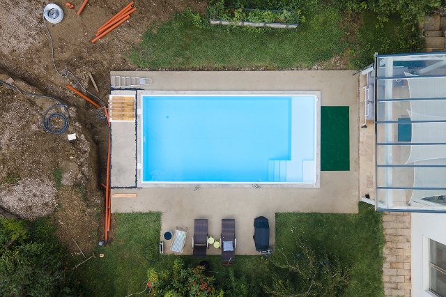 Wasser wird im selbstgebauten Pool eingelassen