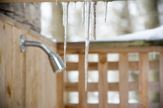 Eine Solardusche im Winter