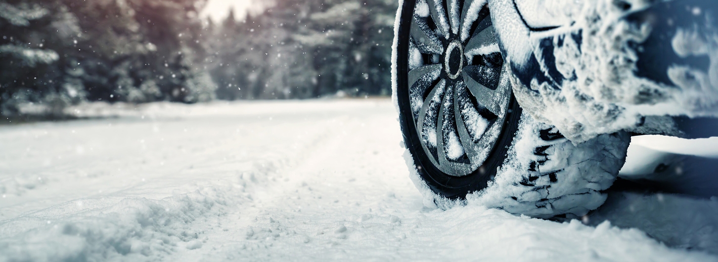 Auto auf glatter Fahrbahn im Schnee