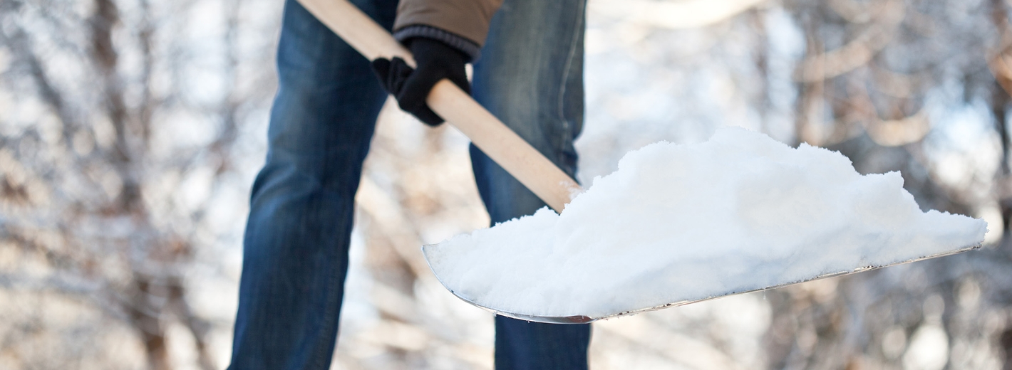 Mann räumt Schnee im Winter