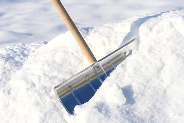 Schneeschaufel im Schnee