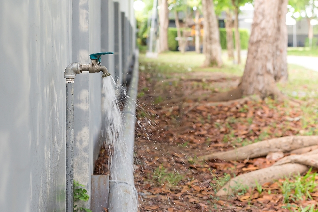Wasserhahn im Garten wird vor dem Winter abgestellt