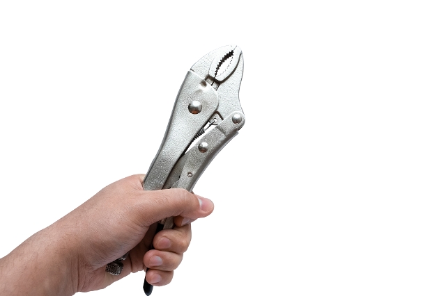 Gripzange in der Hand