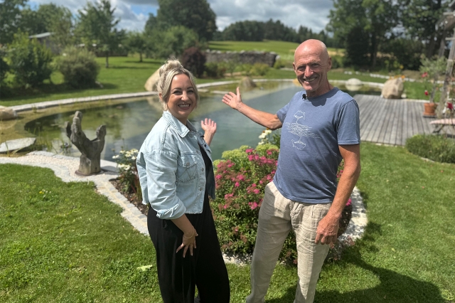 Eva und Gottfried am Schwimmteich