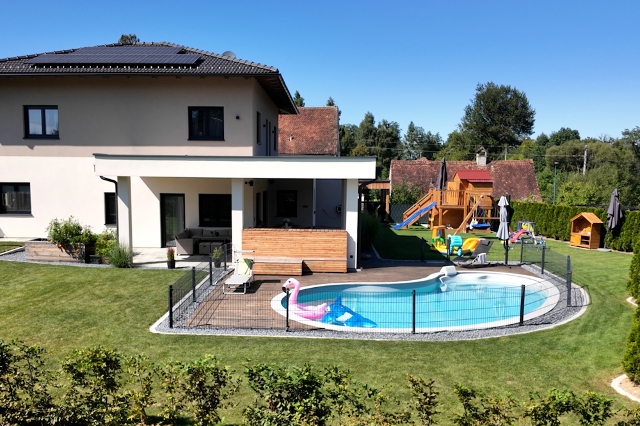 Pool vor dem Haus von Vanessa
