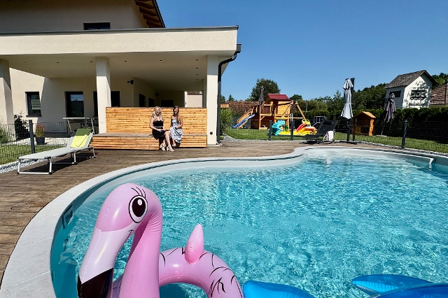 Pool vor dem Haus von Vanessa