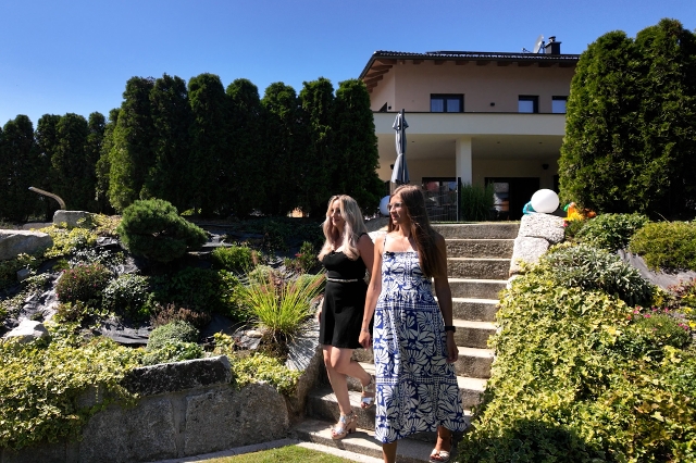 Vanessa und Eva bei ihrer Tour durch den Garten
