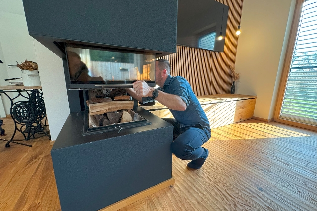 Alex heizt den Kamin an