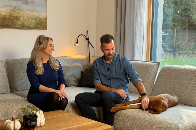 Alex mit Eva Mühlbacher am Sofa