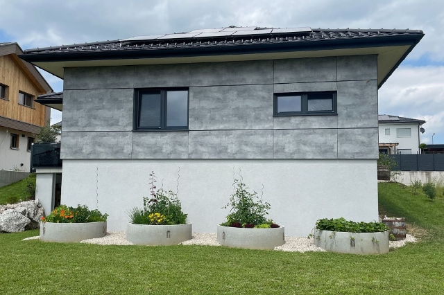 Haus mit grauer Fassade