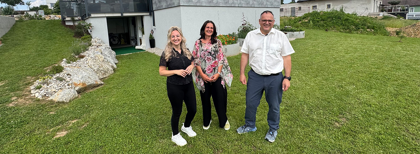 Eva und Lagerhaus Fachberater im Garten
