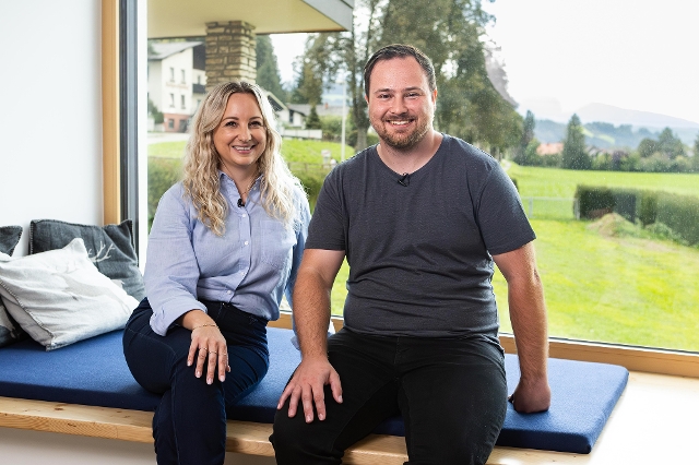 Patrik und Eva Mühlbacher auf der Fensterbank