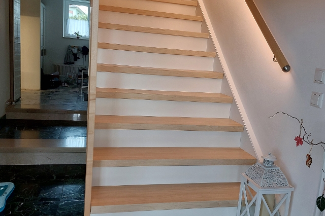 Beleuchteter Stiegenaufgang in Patriks Haus