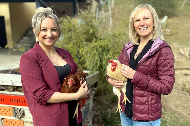 Eva Mühlbacher und Sandra mit Hühnern
