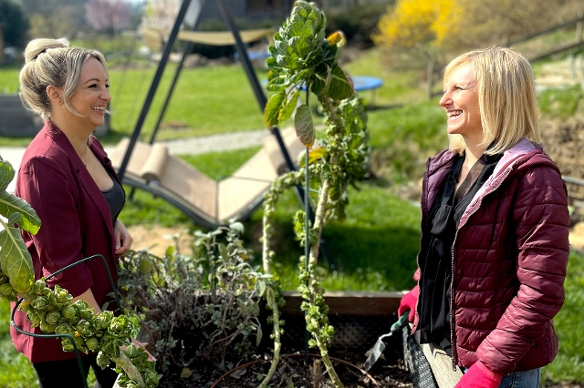 Eva Mühlbacher und Sandra beim Hochbeet
