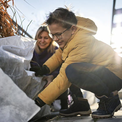Pflanzen für den Winter einpacken