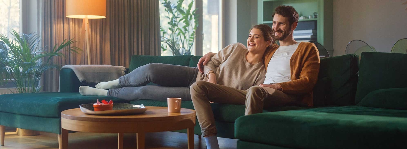 Pärchen am Sofa wohlfühlen zuhause
