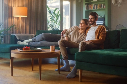 Pärchen am Sofa wohlfühlen zuhause