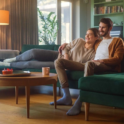 Pärchen am Sofa wohlfühlen zuhause
