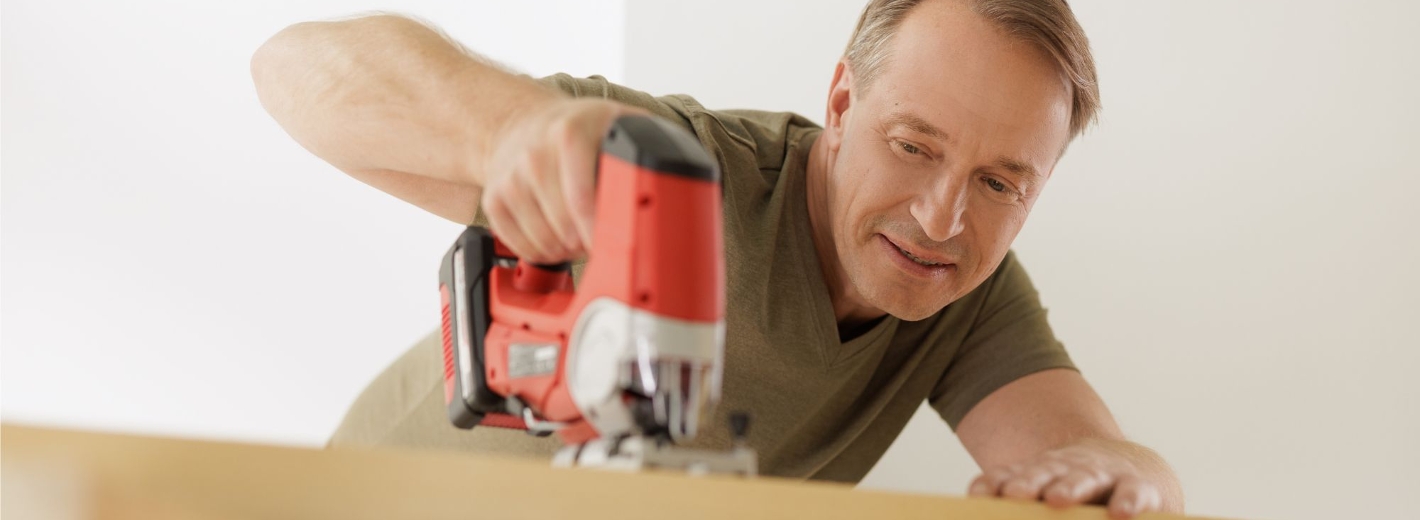 Handwerker schleift Holz