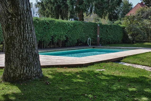 Terrasse planen: Holzterrasse als Poolumrandung