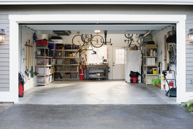 Blick in eine aufgeräumte Garage mit Hobby-Werkstatt