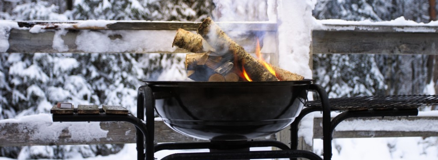 Angeheizter Kugelgrill draußen im Schnee