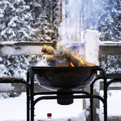 Angeheizter Kugelgrill draußen im Schnee