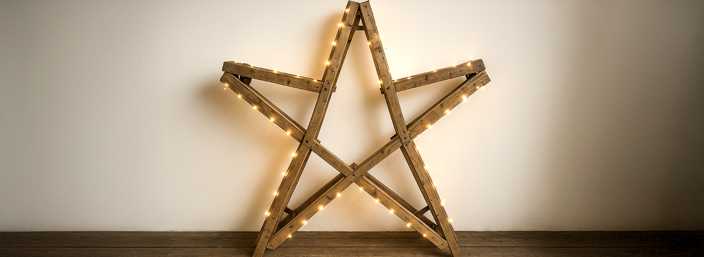 Mega Weihnachtsstern aus Holzklappböcken mit Lichterkette.