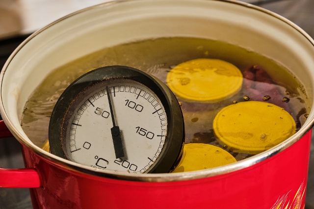 Gläser werden in einem großen Kochtopf mit Thermometer eingekocht