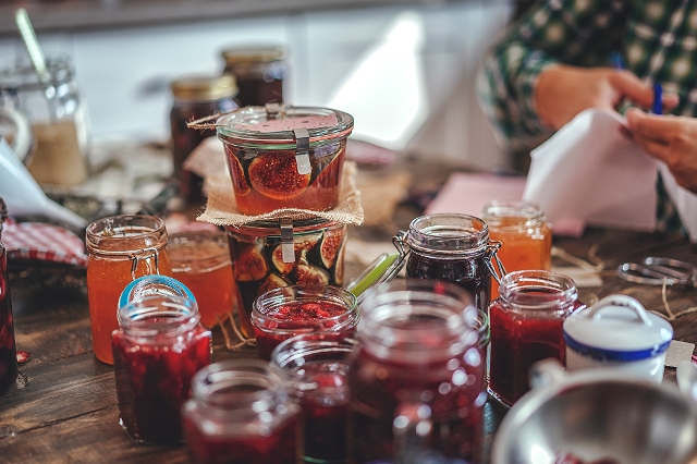Verschiedene Gläser mit Marmeladen und Kompott