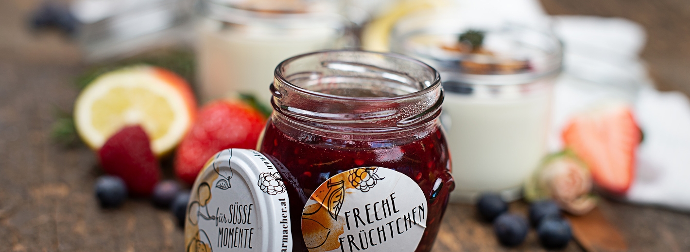 Marmelade im Glas eingekocht mit Beschriftung