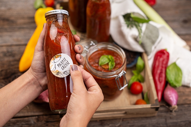 Tomatensugo im Glas eingekocht mit Beschriftung