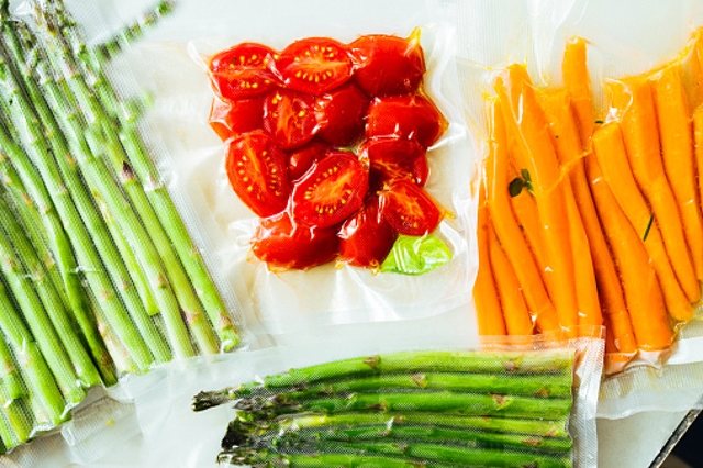 Eingeschweißte Lebensmittel: Spargel, Tomaten, Karotten
