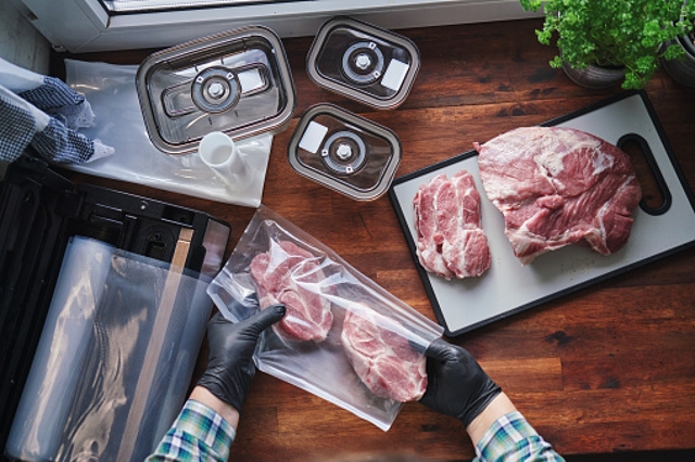 Fleisch wird zum Vakuumieren vorbereitet