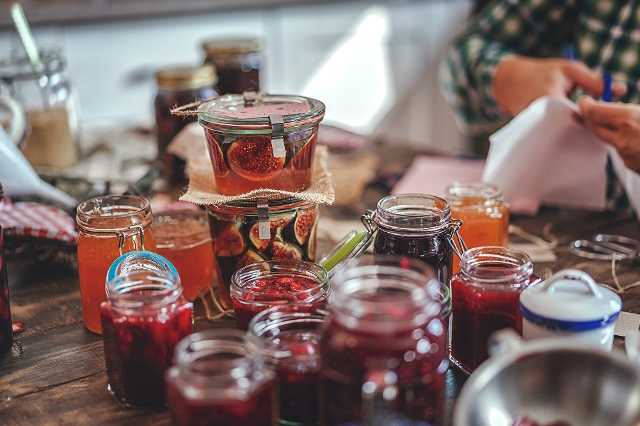 Verschiedene Obstsorten im Glas eingekocht am Tisch