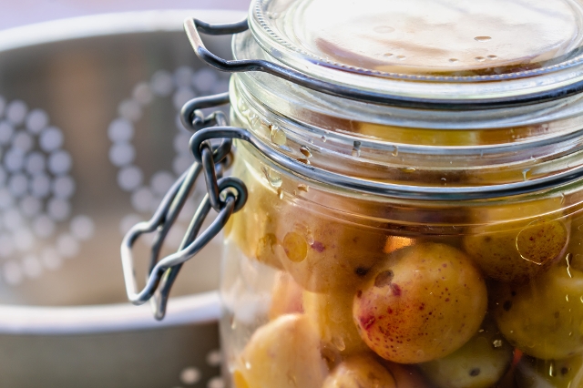 Obst einlegen: Mirabellen mit Sirup in einem Glas