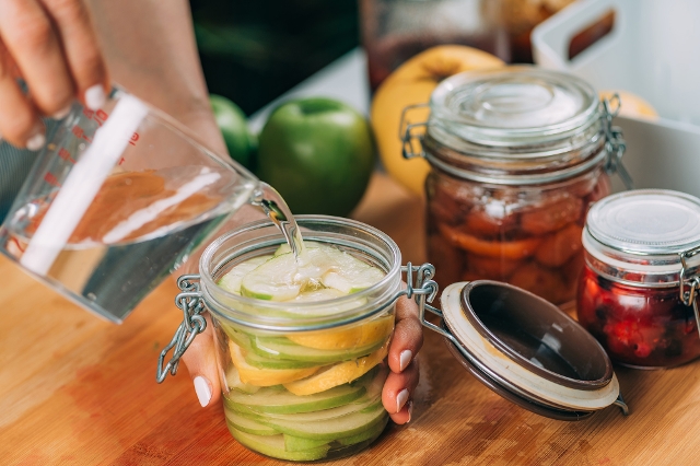 Obst wird in Gläsern fermentiert