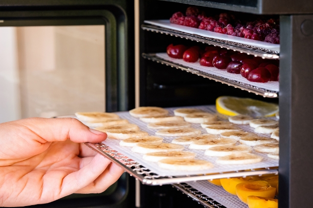 Bananen, Kirschen, Pfirsiche und Himbeeren im Ofen trocknen