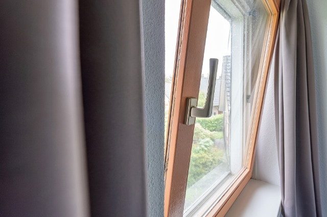 Offenes Fenster als Sicherheitsrisiko bei Einbrüchen