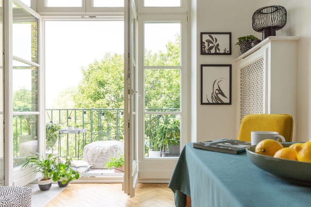 Zimmer mit offenen Balkontüren, um die Wohnung zu kühlen
