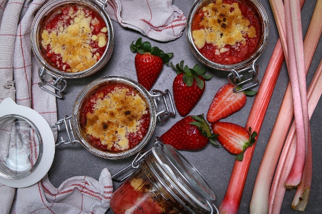 Erdbeer Rhabarber Mini Crumble
