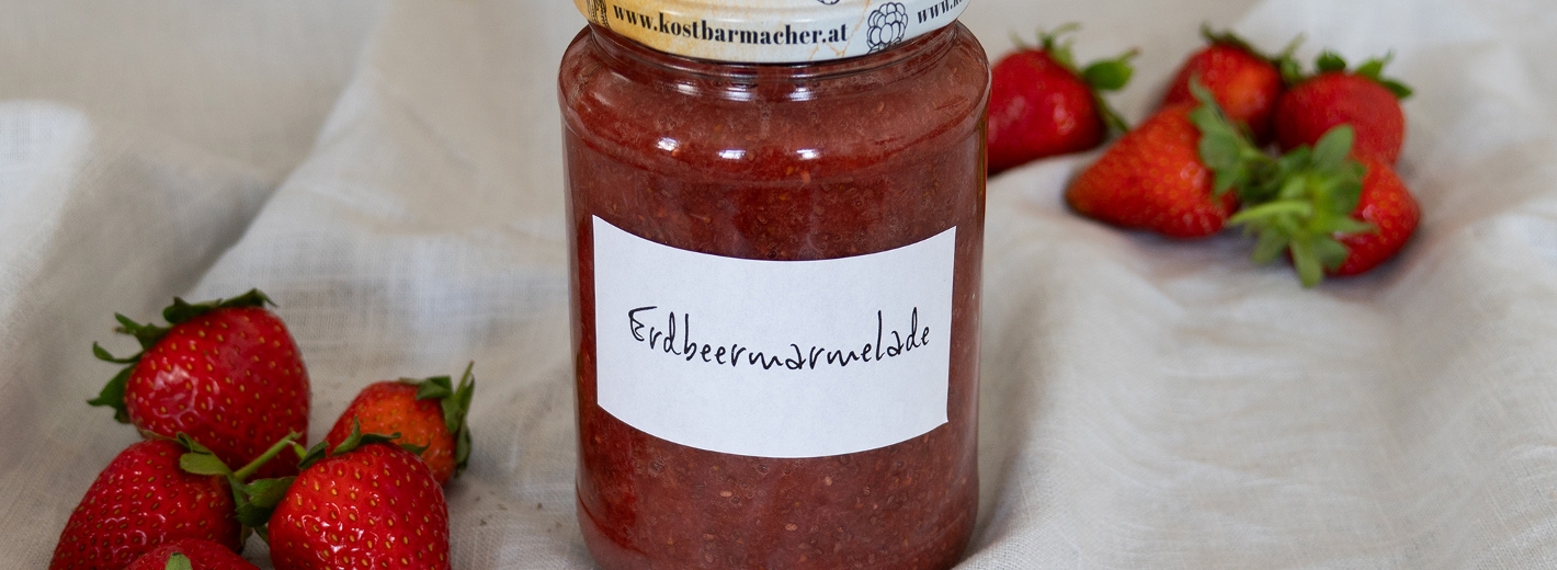 Erdbeermarmelade mit Chiasamen im Glas