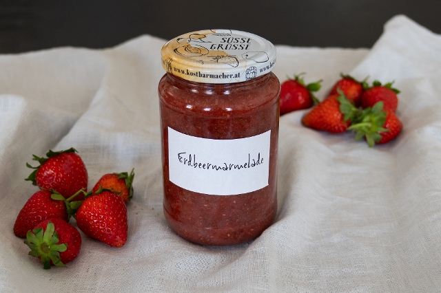 Erdbeermarmelade mit Chiasamen im Glas