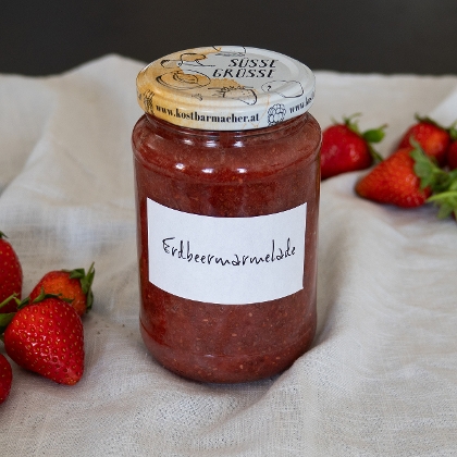 Erdbeermarmelade mit Chiasamen im Glas