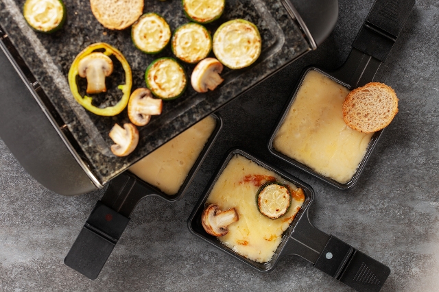 Raclette mit Gemüse, Käse und Brot an Silvester